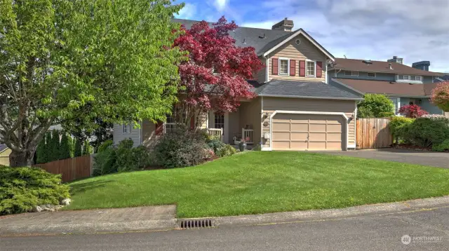 Endless curb appeal the moment you pull up to this home. Enjoy 2-car garage, plus ample driveway parking for your guests!