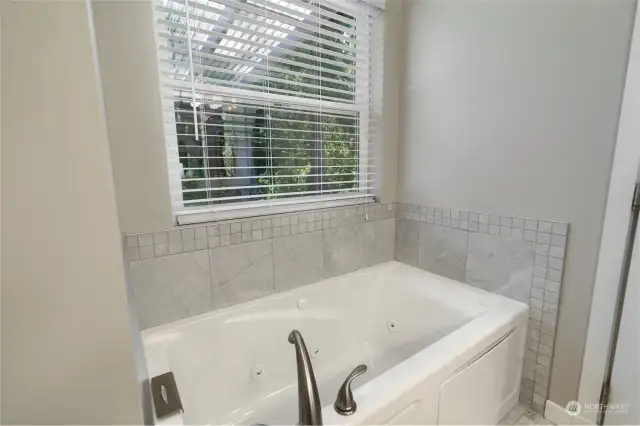 Large jetted soaking tub!