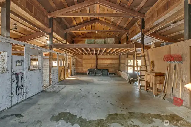 Well-equipped 4-stall barn with convenient loft hay storage, a spacious loafing area for your animals, and a dedicated tack room for all your gear.