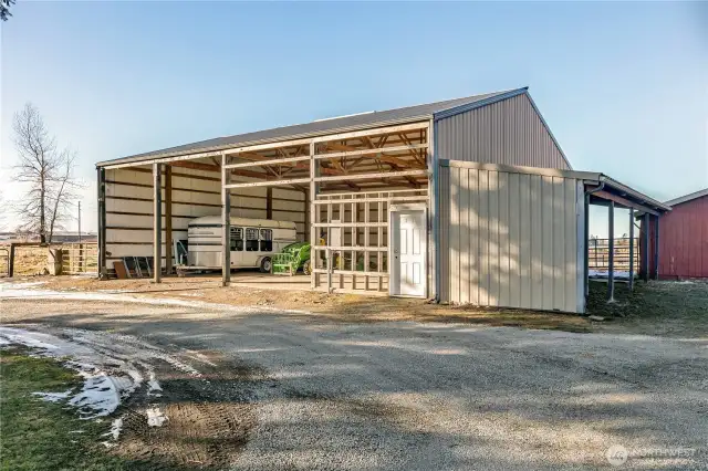 Huge 40x48 carport/shop with 200AMP panel.