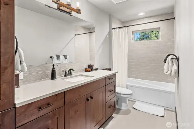 Tub/shower in upper bedroom.