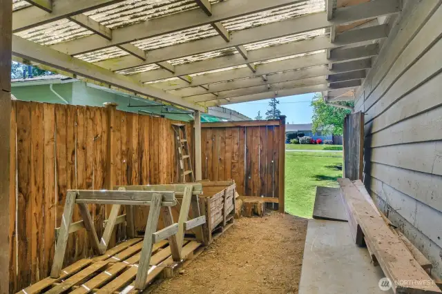 Covered workshop space—ideal for storage, weekend projects, or DIY hobbies.