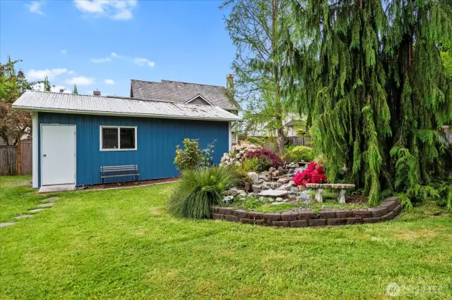 Outbuilding - amazing storage space!