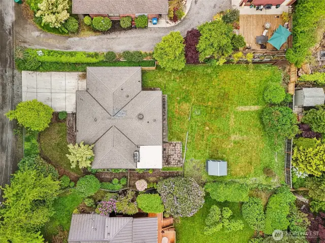 Birds eye view of the property showcasing the expansive lot.