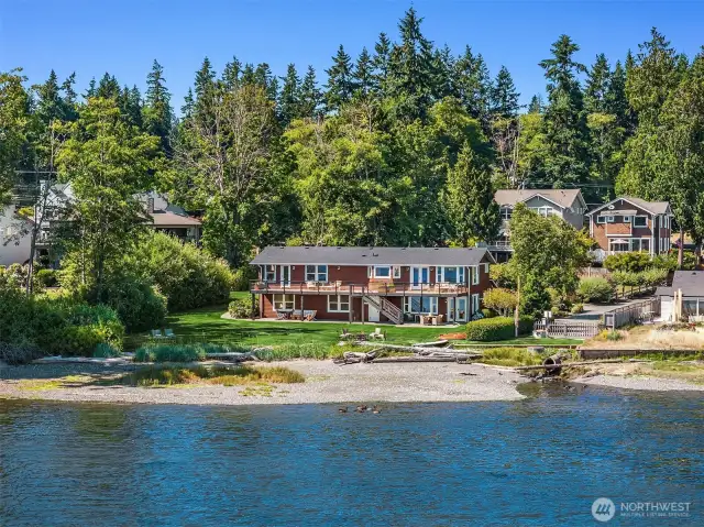Spectacular no bank waterfront estate in the heart of DT Kingston.