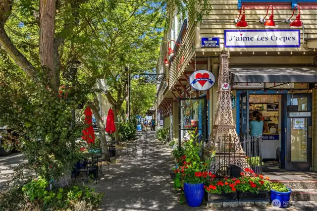 Historic DT Kingston with its wonderful shops and restaurants, all within easy walking distance of this phenomenal property!