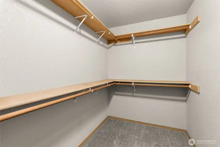 Nice, large primary walk-in closet.