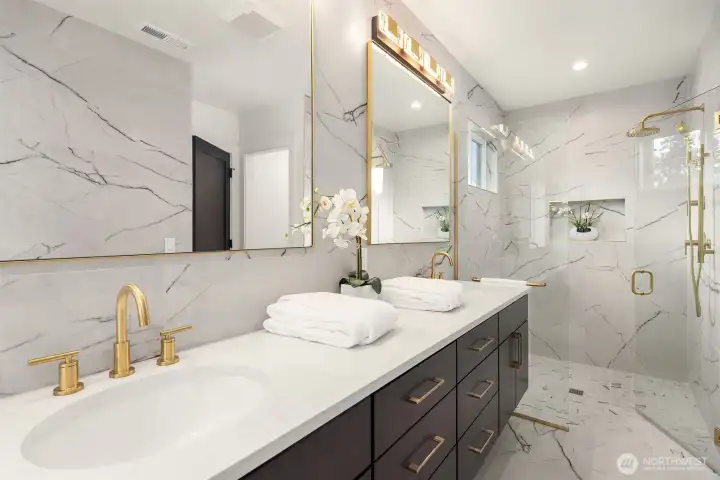 Curbless walk-in shower with full tile surround