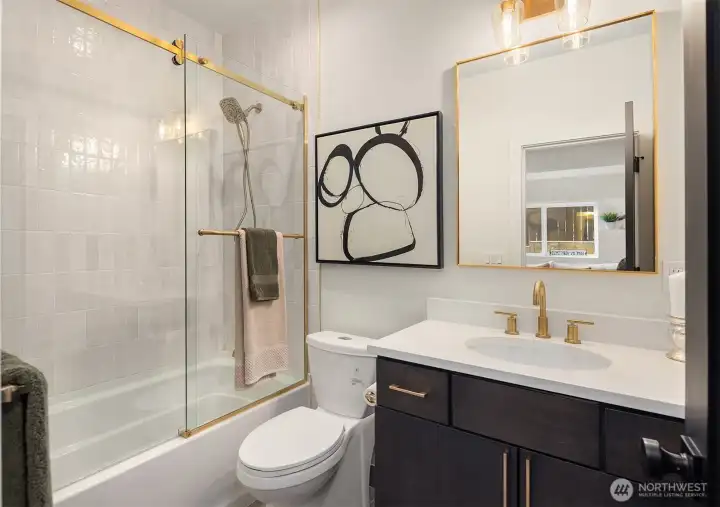 Nicely appointed ensuite bath