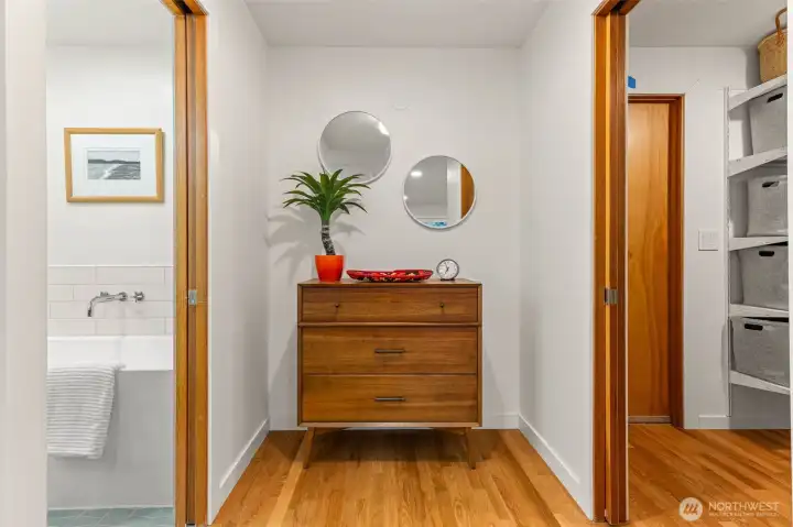 Nook in primary bedroom between bathroom and closet