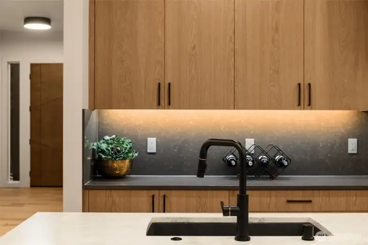 Quartz backsplash with under cabinet lighting
