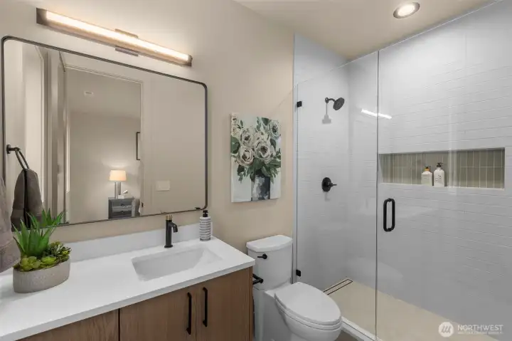 Upstairs en-suite bath