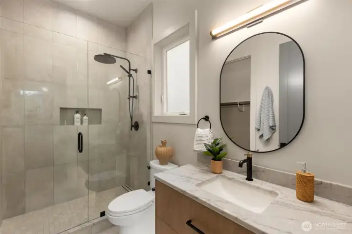 Main floor en-suite bath