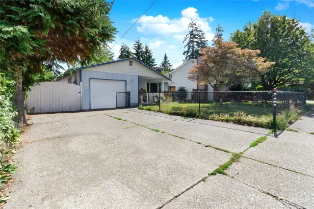 1 car garage + driveway parking for 2+ more