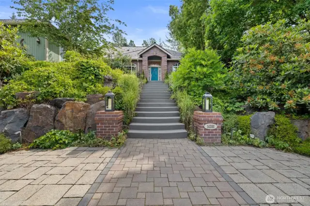 One-level living in Lake of the Woods; one of Woodinville's premier neighborhoods.  3 bedrooms, 2 full bathrooms and 2460sqft of well designed living space all on one level!  Avoid the entry stairs by using the garage driveway (not seen in this picture).