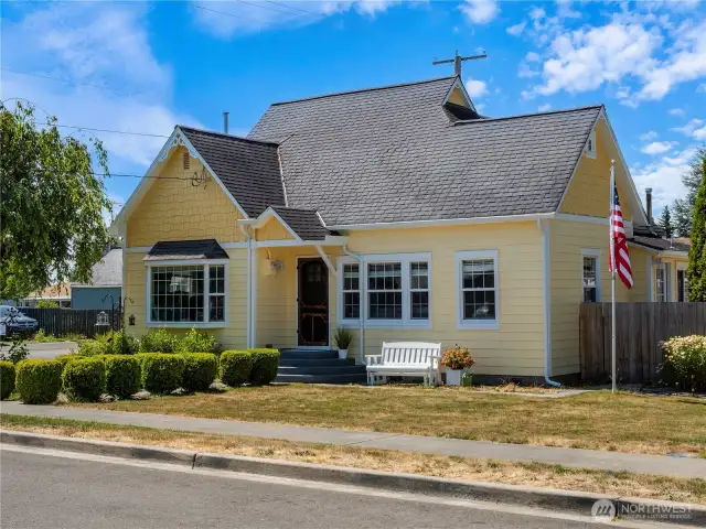 Brand new exterior siding and fresh paint!