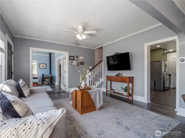 Newer luxury laminate floor and a classic color palette make this easy for a new homeowner to make their own.