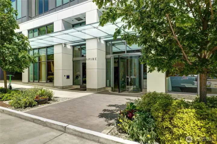 The location is only minutes to city life and waterfront activities.