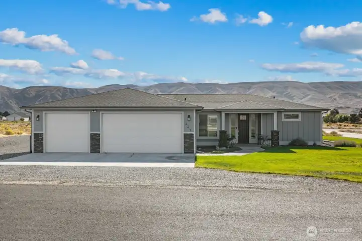 Located on the north side of the runway in sunny Desert Aire, WA, you will appreciate 1-level living in this like-new open concept home with its 3-car garage and AMAZING views of Yakima Ridge with it's gorgeous sunsets!