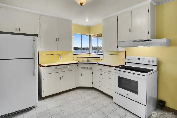 Doing dishes has never been more enjoyable! The vintage countertop tile is in great condition.