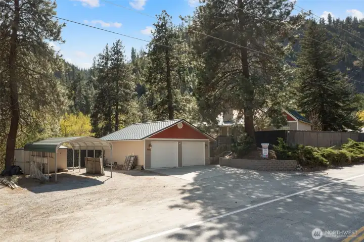 Street view of the carport, garage and home.