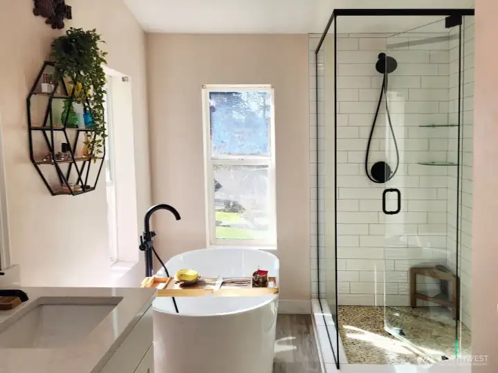 Newly updated primary bath/spa.