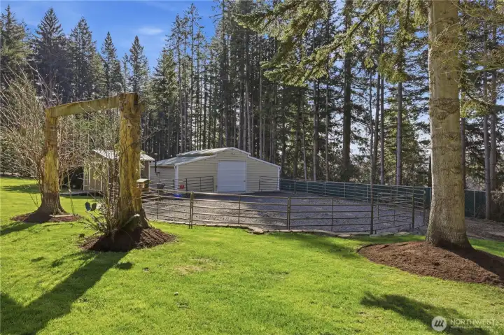 Horse arena with round riding pen.