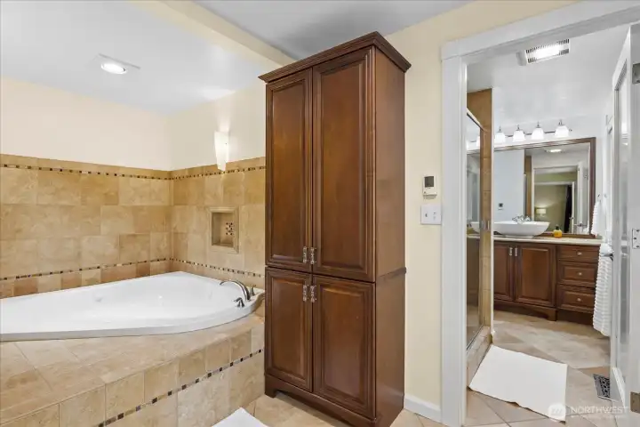 Soaking tub in the primary.