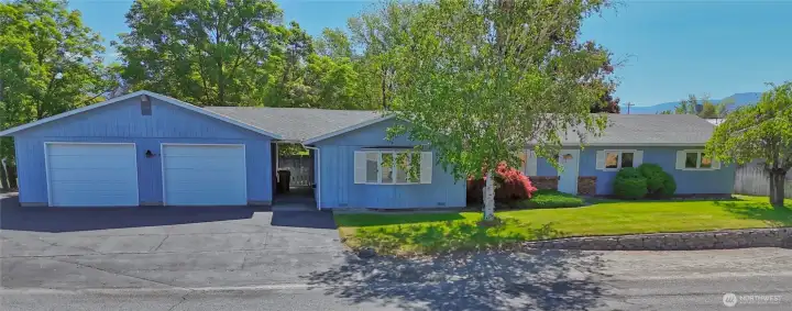 Comfortable, spacious, and move-in ready with a layout ideal for everyday living, while offering convenient access to local shopping, dining, schools, parks, and everyday amenities.