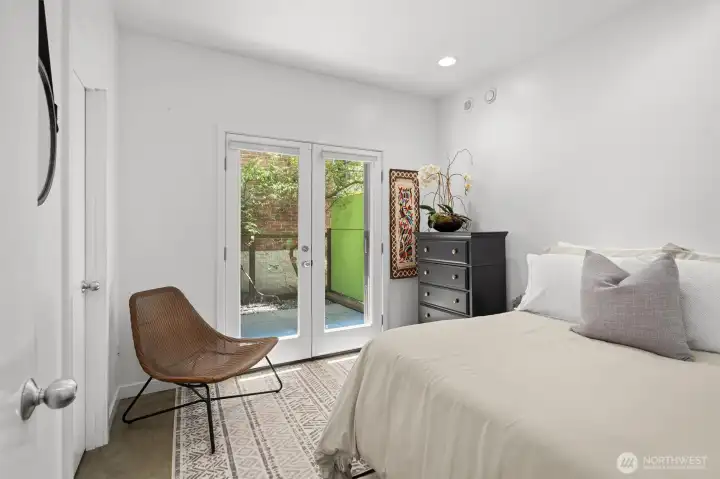 Comfortable guest suite with direct access to outdoor spaces and natural surroundings. Comfortable guest suite with direct access to outdoor spaces and natural surroundings.