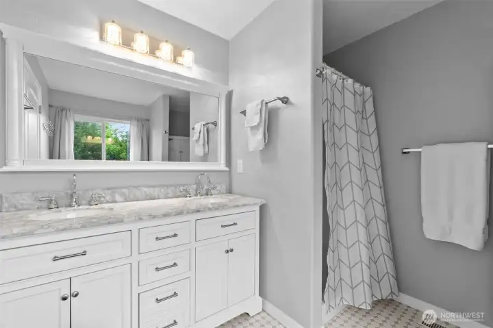 Beautiful ensuite to Primary rm