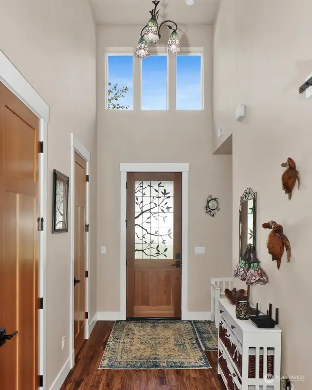 huge vaulted entry with walk in pantry around the corner from kitchen.