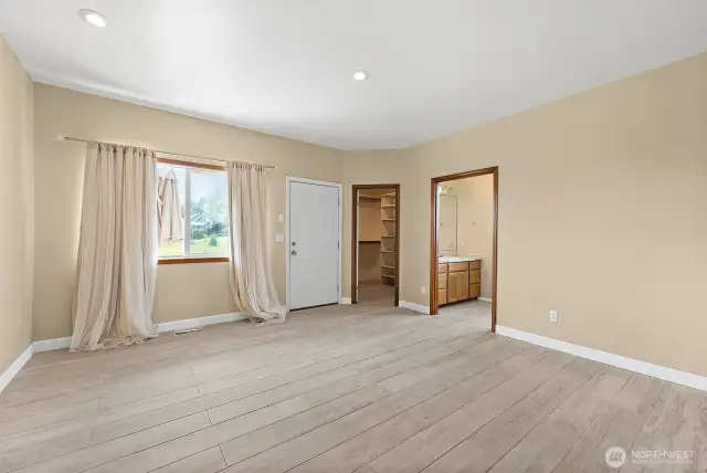 Primary bedroom w/attached bath & walk in closet