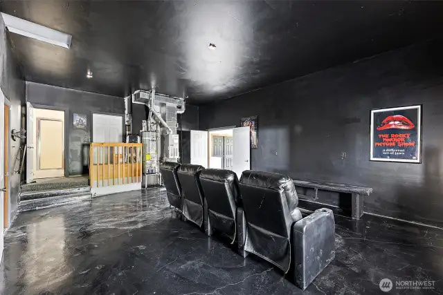 1/2 1,600 sq ft garage w/separate entrance & 3/4 bath