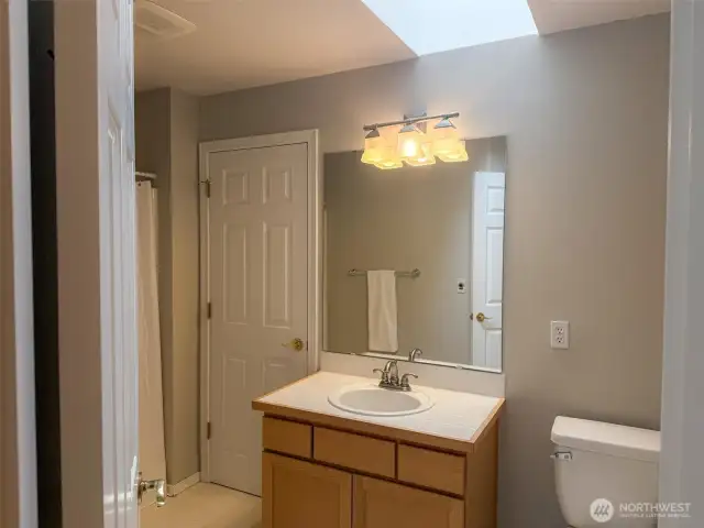 Guest Full Bathroom