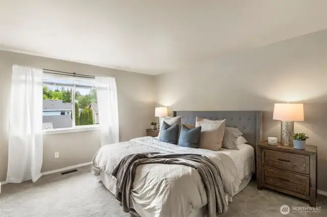 Primary Bedroom (King Bed)