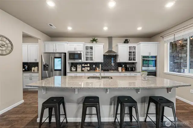 Large oversized kitchen island w/seating for 6.