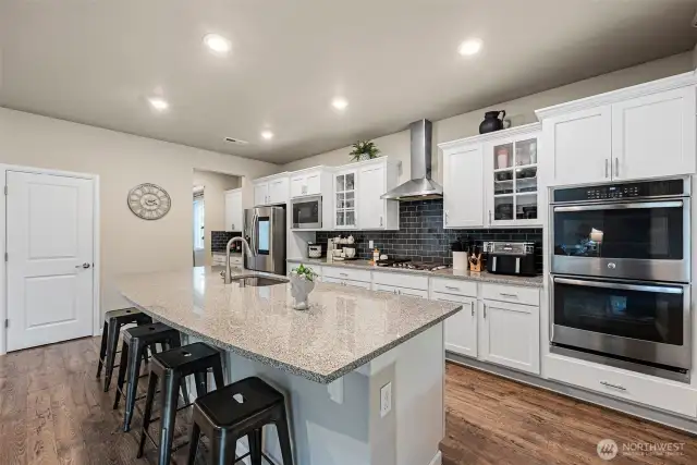 Oversized breakfast bar w/extra seating.