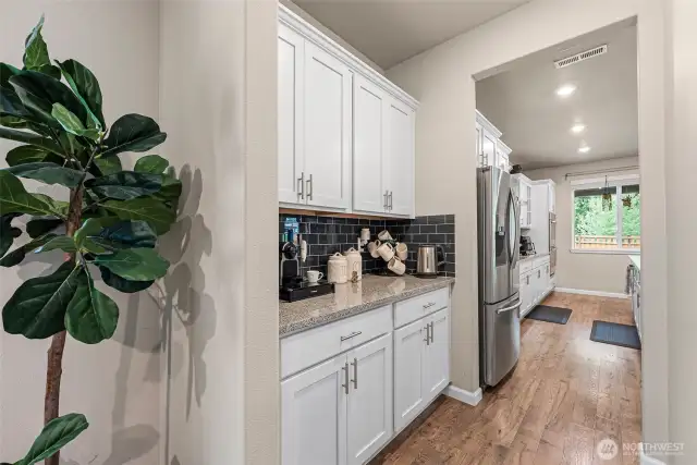 Butler pantry w/full height tile backsplash.
