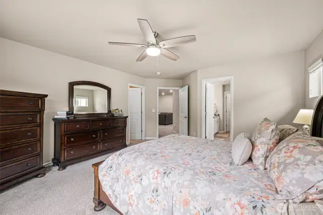 Primary suite w/large walk in closet, ceiling fan & 5-piece bath.