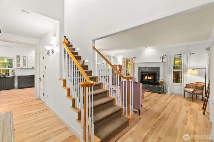 Primary BD to the left, hall goes to the pantry & kitchen, Upstairs has 2 bedrooms & 1 Bathroom, to the right the libary Primary BD to the left, hall goes to the pantry & kitchen, Upstairs has 2 bedrooms & 1 Bathroom, to the right the libary