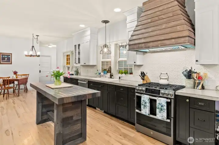 Chef's Kitchen with gas GE Double oven stove Chef's Kitchen with gas GE Double oven stove