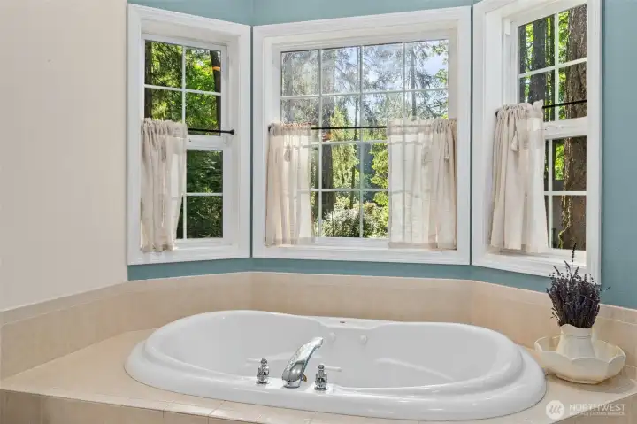 Relax in the bath with the trees surrounding you! Relax in the bath with the trees surrounding you!