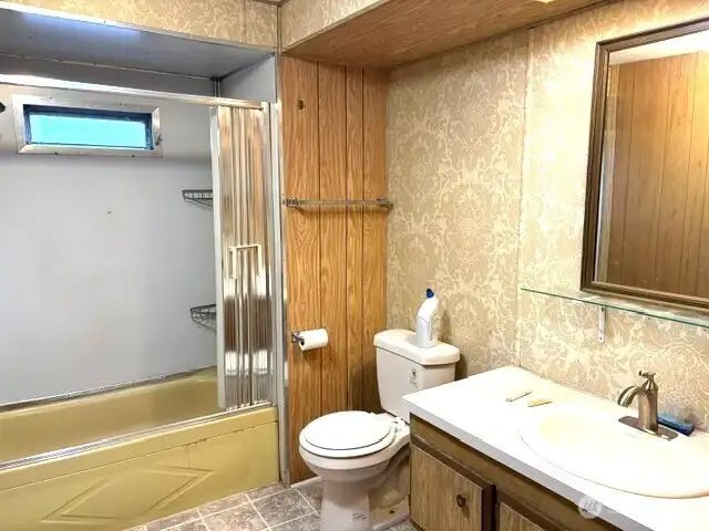 Hall full bathroom