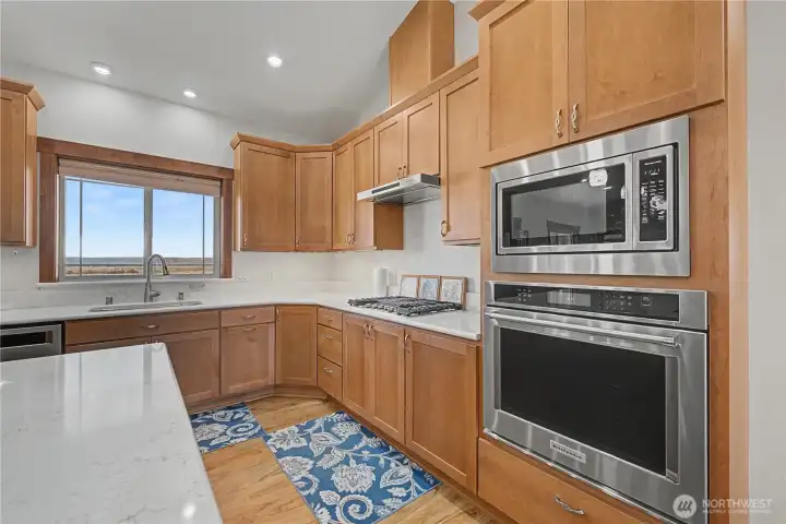 Kitchen: Gas Stove & Double-Oven...