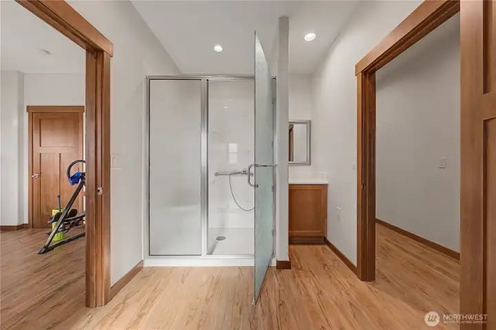 2nd Bathroom...