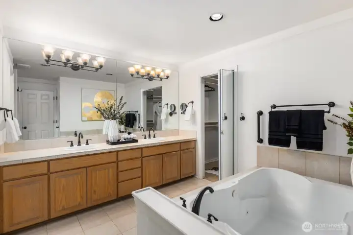 Dual sinks and jetted tub.