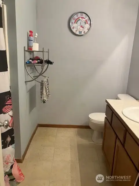 Full main bath on upper level