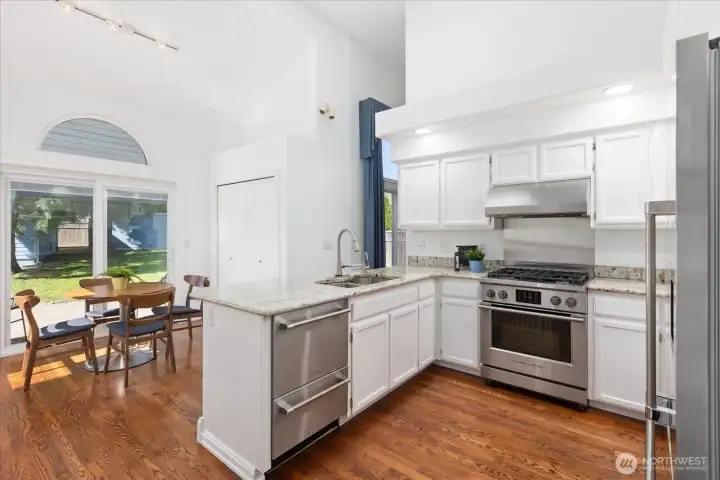 SS appliances & nice gas range