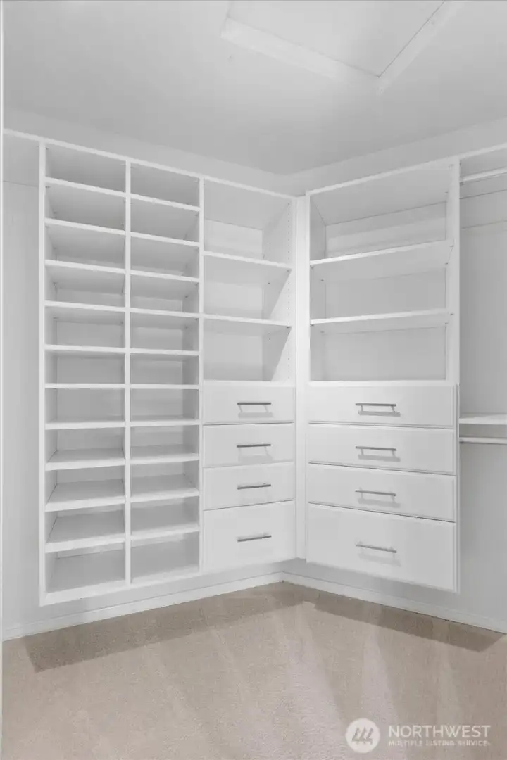 Great walk in closet with built ins